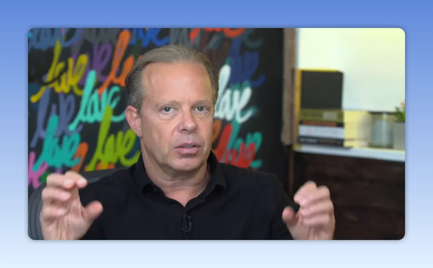 Intervenant gesticulant pour énumérer des points clés lors d'un entretien en studio