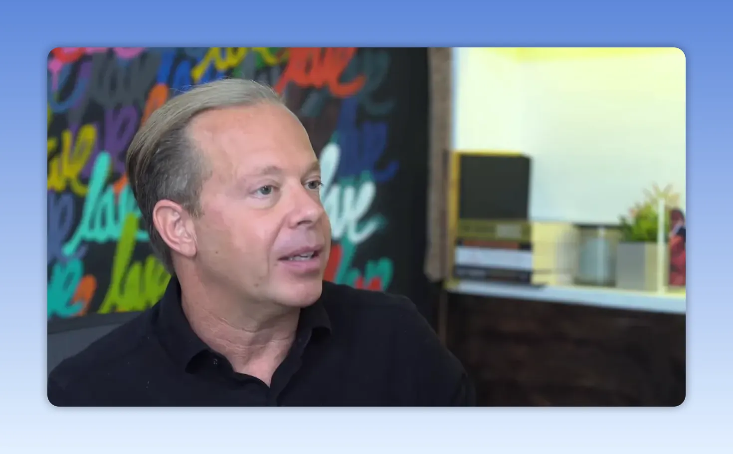 Orateur concentré regardant à droite en pleine explication sur la visualisation mentale.