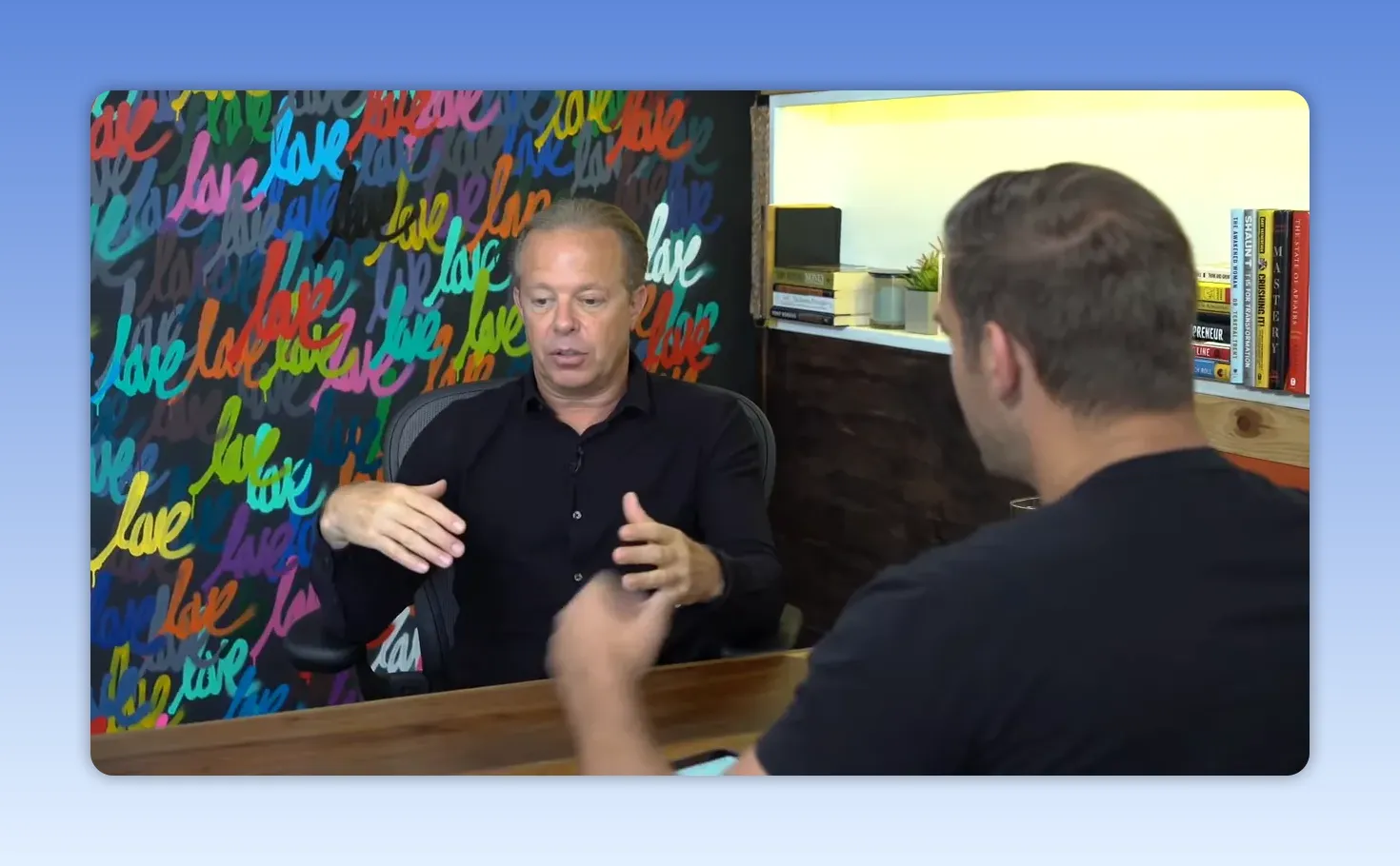 Intervenant expliquant son parcours, gestes expressifs en entretien